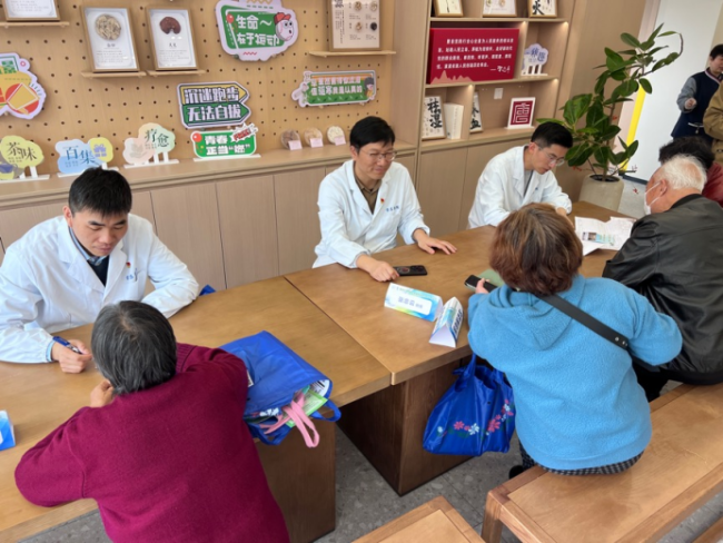 华东医院泌尿外科进社区开展公益义诊，守护居民泌尿健康