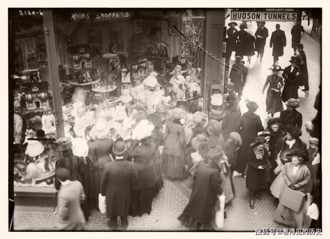 老照片 美国圣诞节的购物人潮 百年前的纽约很是繁华 