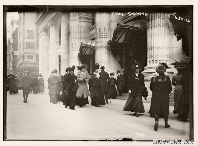 老照片 美国圣诞节的购物人潮 百年前的纽约很是繁华