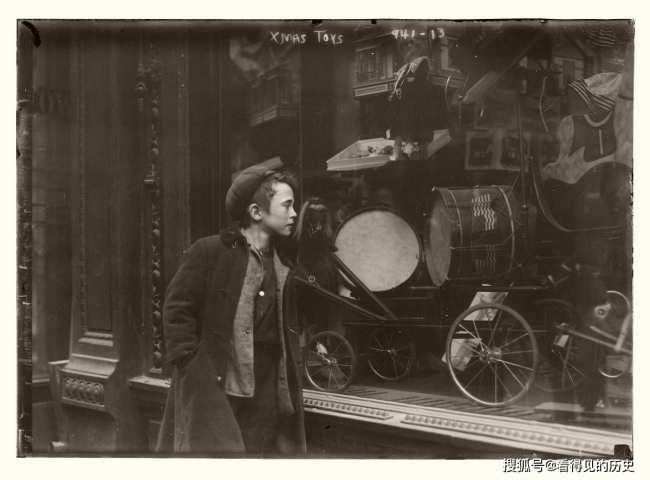 老照片 美国圣诞节的购物人潮 百年前的纽约很是繁华
