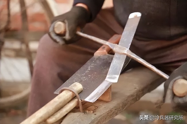 钢刀拍个蒜就断？老辈人的中国传统菜刀，为何便宜又锋利还能拍蒜