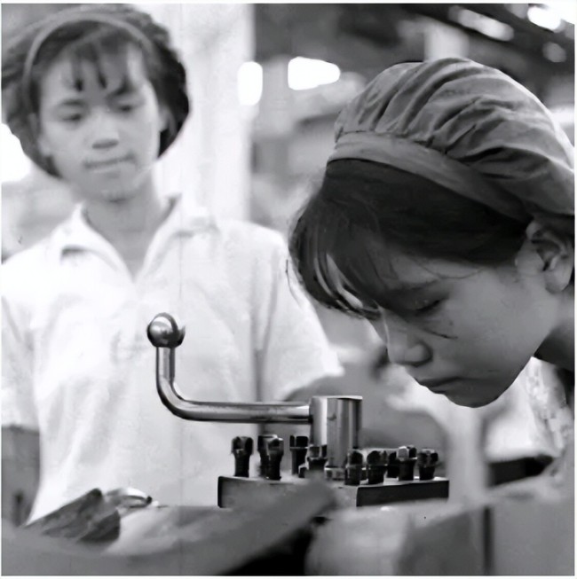 图为正在校对精密仪器的女孩子。那时候在工厂当工人，工资应该不低。