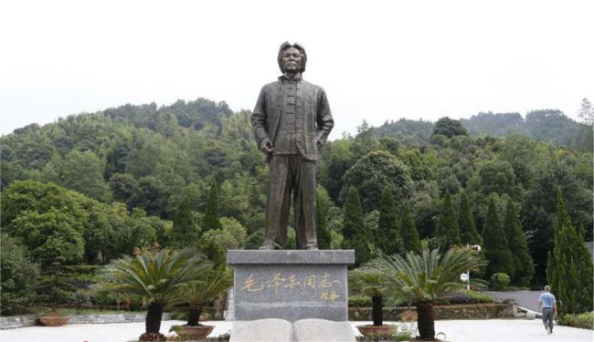 宜春铜鼓月形湾的毛泽东雕像