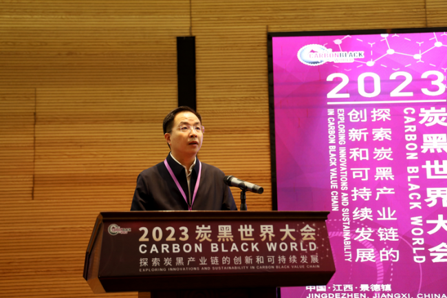 景德镇市委常委、市人民政府常务副市长邓永翔致辞 供图 江西黑猫炭黑股份有限公司