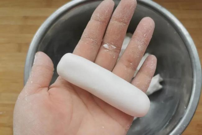 家里有糯米粉的，试试做手工糍粑，淋上红糖汁，比火锅店的都好吃