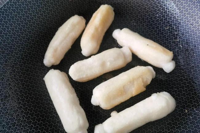 家里有糯米粉的，试试做手工糍粑，淋上红糖汁，比火锅店的都好吃