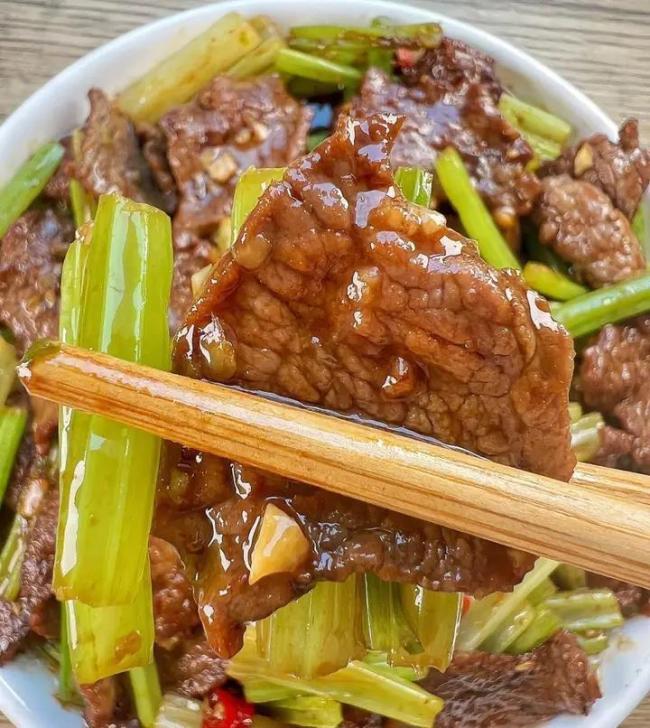 超好吃的芹菜炒牛肉，口感清爽鲜嫩，营养丰富，怎么吃都不腻