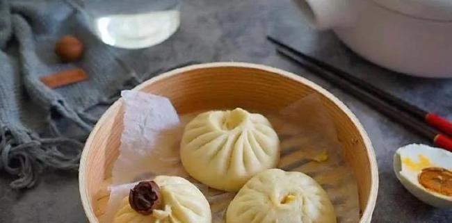 红烧牛肉，白菜鸡肉馅包子，火腿炒鸡蛋，沙拉薯片虾