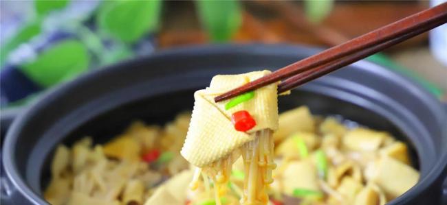 豆皮百吃不厌的做法，加一把金针菇，煮一煮比肉还好吃，营养低脂