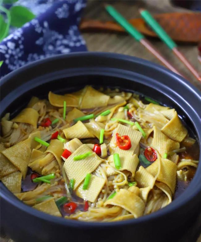 豆皮百吃不厌的做法，加一把金针菇，煮一煮比肉还好吃，营养低脂