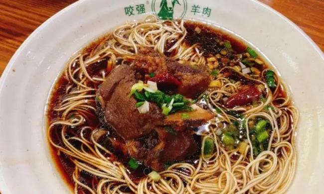 桐乡最好吃的羊肉面馆,24小时不打烊,周末上海杭州人都开车来吃