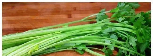 一把芹菜几朵香菇，炒出全家抢着吃，10分钟上桌超下饭