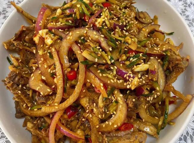 牛肉汤辣鸡爪香翻天，家常做法简单，你家也能做大厨