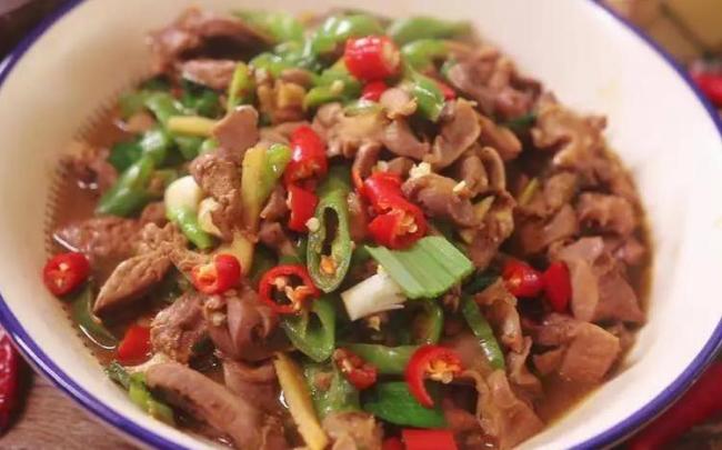辣炒鸡杂香翻天，家常菜也能上大桌，你敢不敢尝一口？
