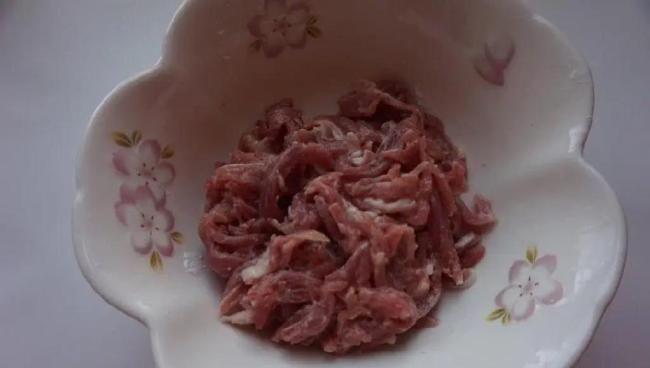 家常菜也能惊艳全家？蒜苔肉丝炒拉皮，30块吃出幸福感