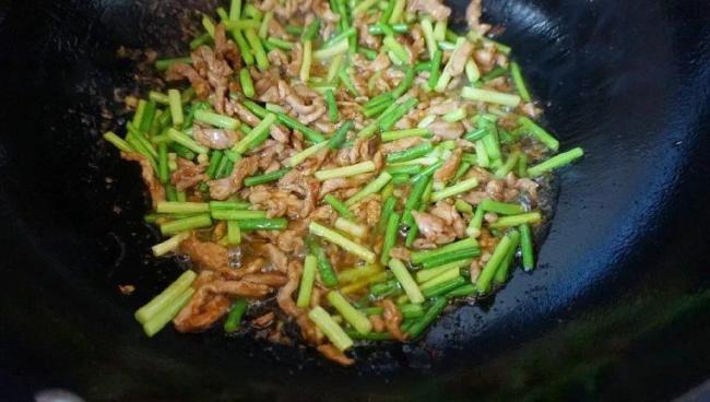 家常菜也能惊艳全家？蒜苔肉丝炒拉皮，30块吃出幸福感