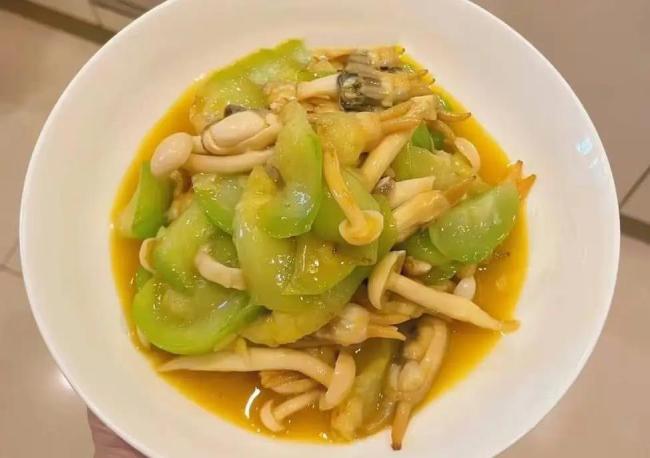 丝瓜炒鸡蛋10分钟上桌，鲜嫩下饭，美容清热全家爱？