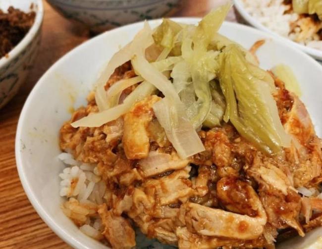 凌晨三点排队吃猪脚饭，冷冻猪脚香到爆，8块钱真值？