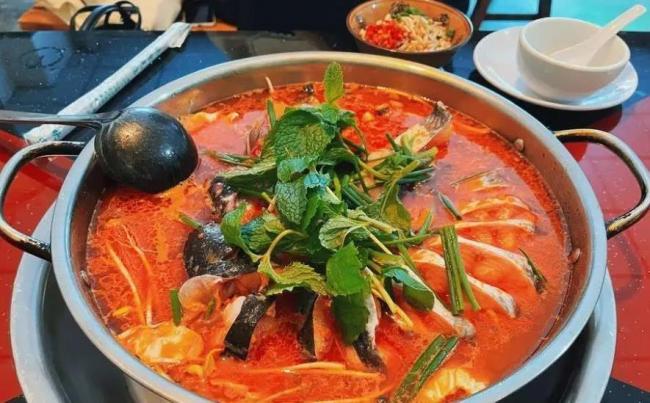 00后小伙探贵阳美食，状元蹄辣子鸡上桌，舌尖惊艳到飞起