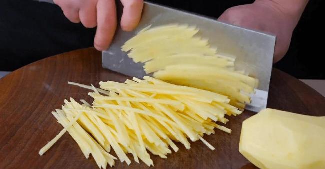 38万年薪大厨教你炒土豆丝，3个小妙招，家常菜秒变饭店味