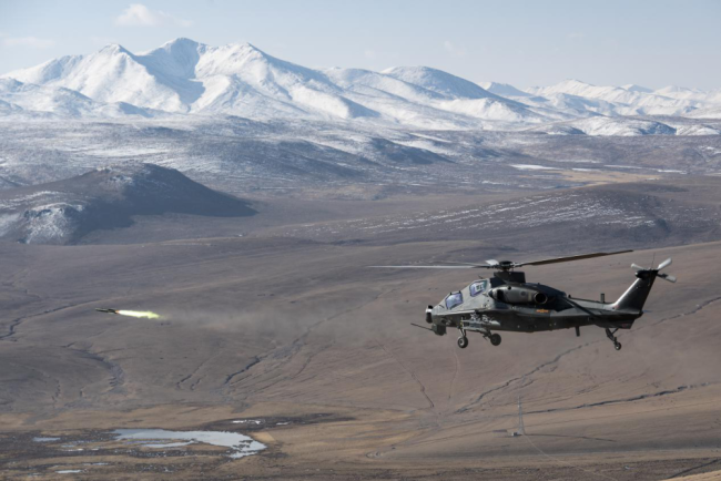 西藏军区某旅开展攻击直升机实弹射击训练