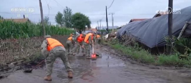 千余名官兵奋战吉林舒兰救灾一线 恢复乡镇间主干道路运力