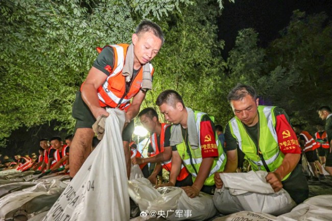 3000名子弟兵彻夜巡堤固堤守护大清河