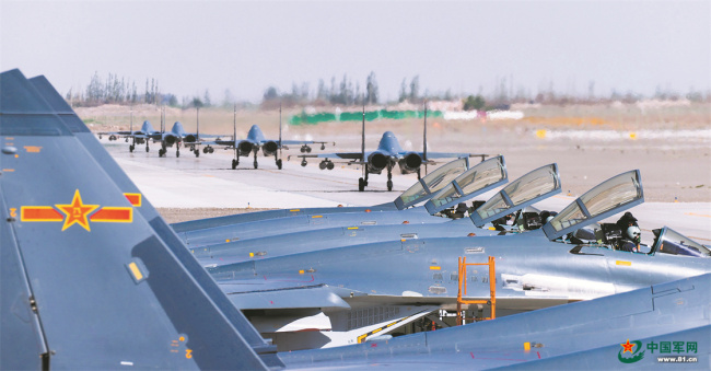 空军西安飞行学院某旅飞行学员训练影像：雏鹰呼啸云天