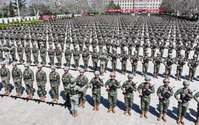 为千余名新兵授枪，现场震撼！激发强军热情