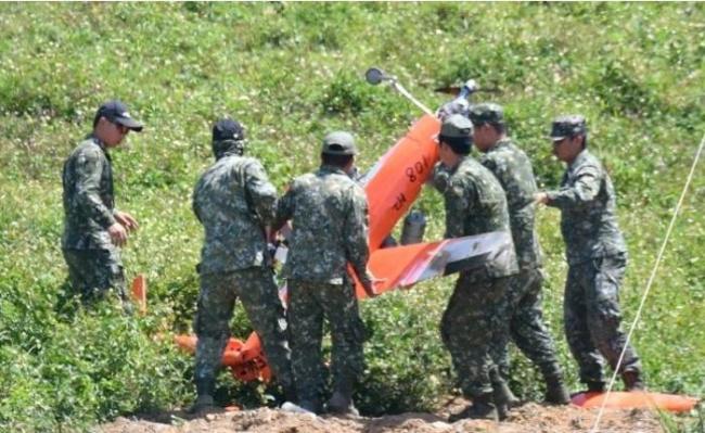 臺(tái)軍靶機(jī)一頭栽進(jìn)草皮 意外側(cè)翻引發(fā)關(guān)注