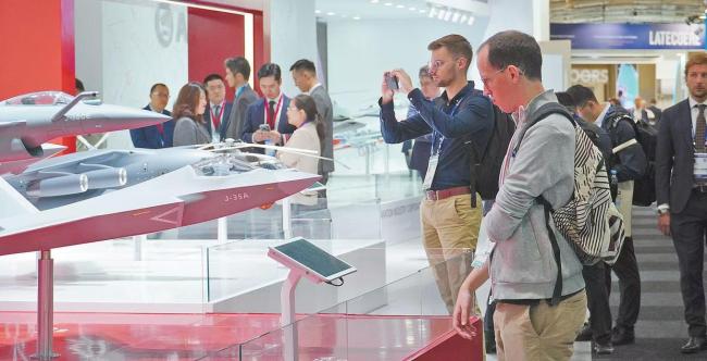殲-35A首秀巴黎航展 兩型五代機攜手出海