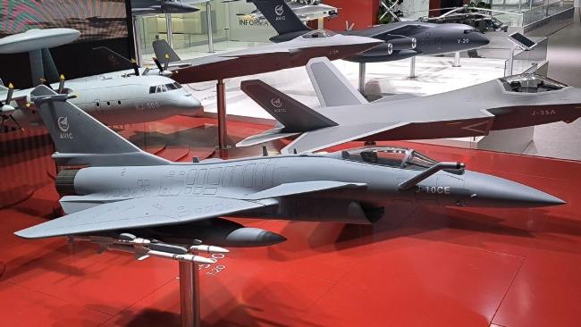 歼-10CE模型现身巴黎航展 占据C位备受关注