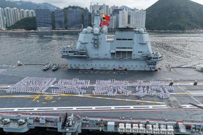海军山东舰航母编队抵达香港 庆祝回归28周年