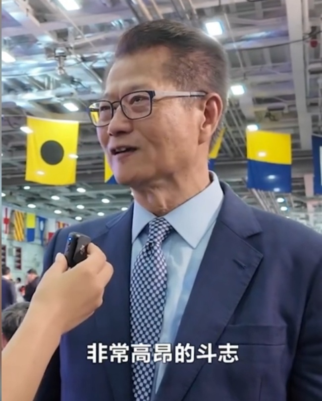 国防部：“东方之珠”再次掀起“航母热” 社会各界争相目睹“国之重器”