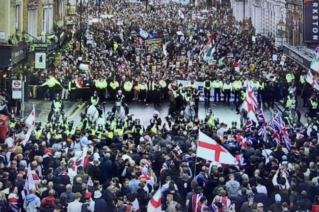 英国超10万人参加反移民游行 规模远超预期