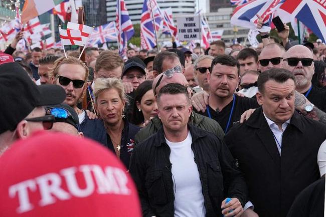 英国超10万人参加反移民游行 规模远超预期