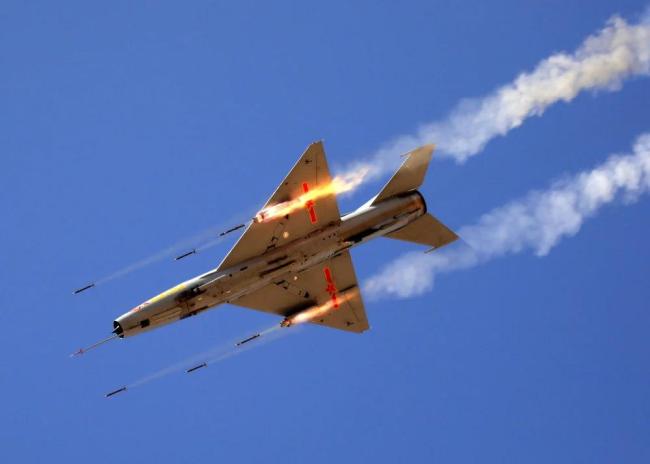 解放军警告驱离澳大利亚军机 坚决捍卫领空主权