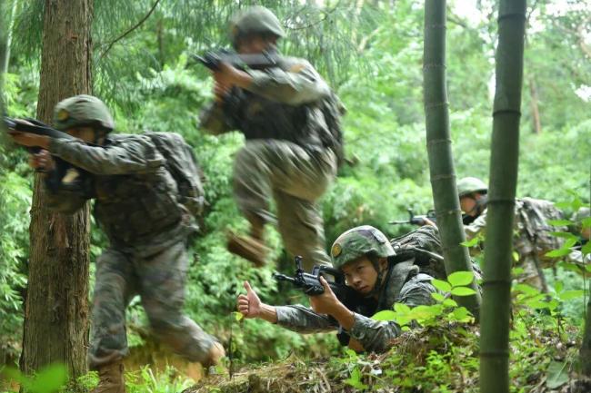 连贯特情刺激官兵“战斗神经” 实战演练锤炼精兵