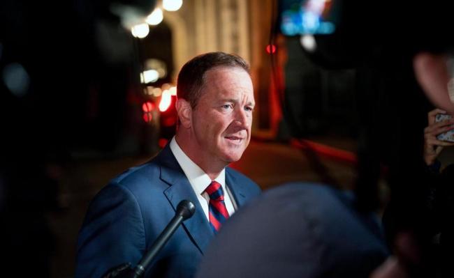 美国政府“重新开门” 临时法案通过结束40天停摆