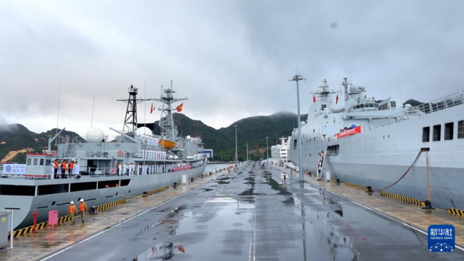 中国海军989编队抵达越南进行友好访问