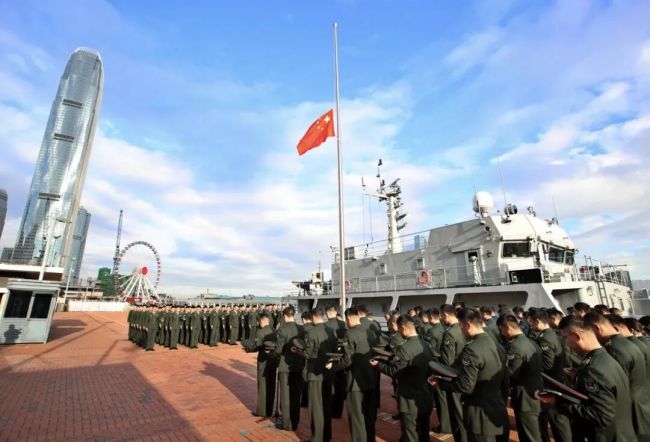 中国人民解放军驻香港部队下半旗志哀 深切悼念火灾遇难者与殉职消防员