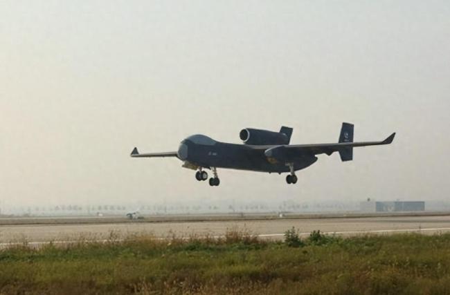 中國造出全球首款空中航母 蜂群戰(zhàn)術(shù)震撼亮相