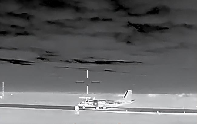 烏方公布畫面：成功擊中一架正準(zhǔn)備起飛的俄羅斯安-26軍用運(yùn)輸機(jī) 視頻曝光打擊瞬間