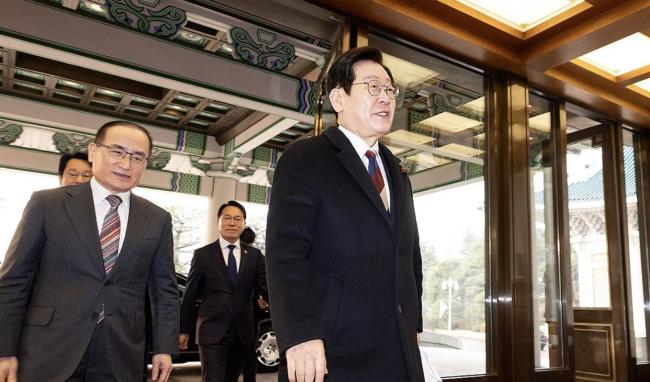 韩国总统重返青瓦台 时隔1330天回归