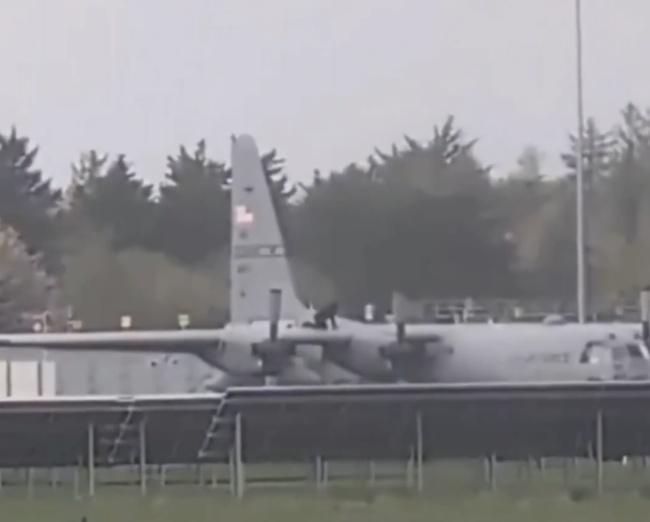 男子闯入机场砸坏美运输机