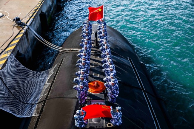 海军某潜艇基地官兵举行重温入党誓词仪式（资料照片）。新华社发（王青 摄）