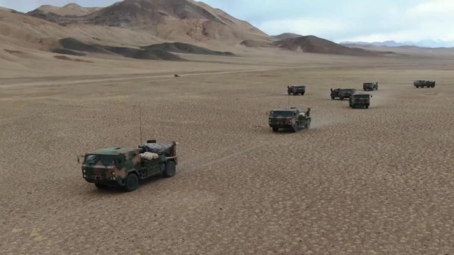 海拔4500米 新型车载榴弹炮多弹种实弹射击训练！