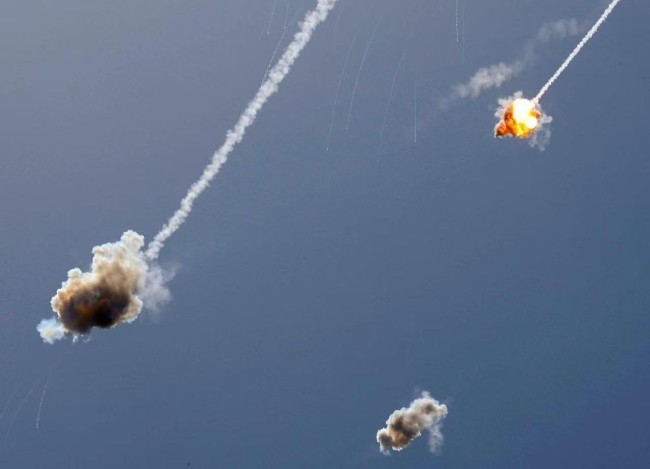 加沙地区火箭弹满天飞,宛如放烟花
