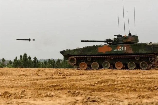 东部战区04A步战车炮射导弹实射画面曝光