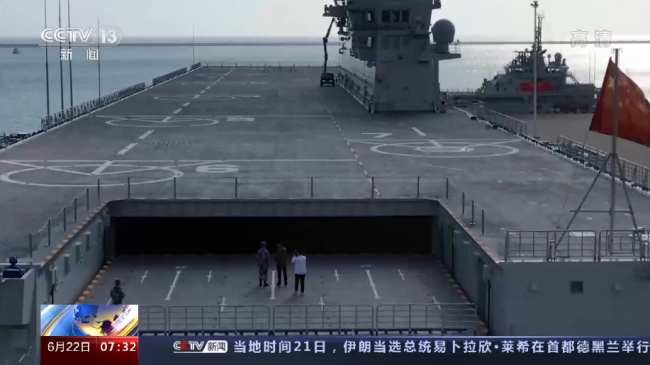 央视记者探秘我军首艘两栖攻击舰：有15层楼高